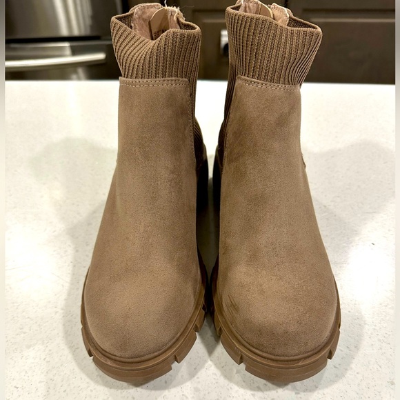 Steve Madden Shoes - Steve Madden taupe boots, size 5, great condition.